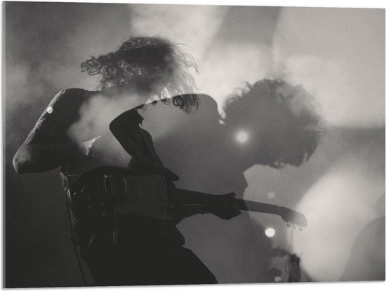 Acrylglas - Rockende Gitarist in Rook tijdens Concert - 80x60 cm Foto op Acrylglas (Wanddecoratie op Acrylaat)