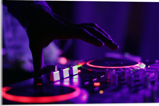 Acrylglas - Hand van DJ op DJ set met Neon Lichten - 60x40 cm Foto op Acrylglas (Met Ophangsysteem)