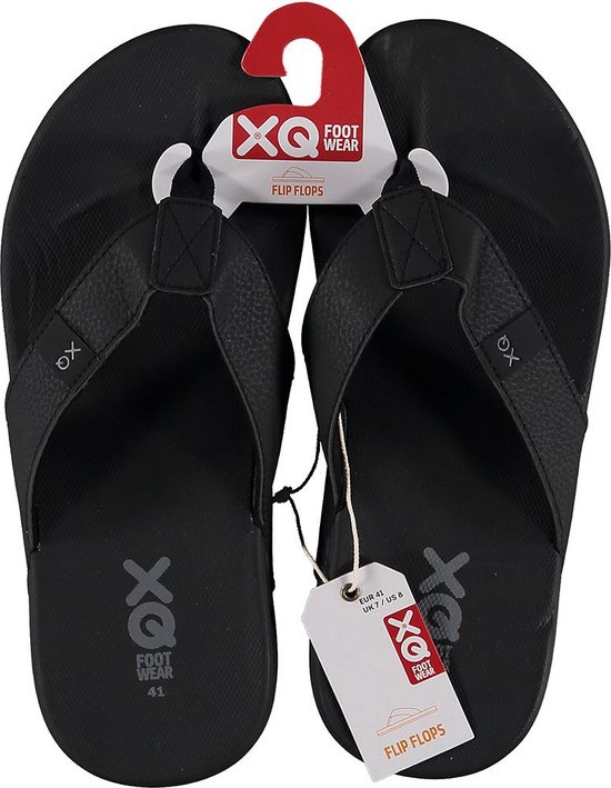 Paar zwarte XQ teenslippers met prijskaartjes en ophanglabels.