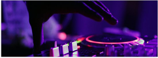 Poster (Mat) - Hand van DJ op DJ set met Neon Lichten - 60x20 cm Foto op Posterpapier met een Matte look