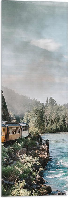 Vlag - Gele Trein langs Begroeide Bergen en Stromende Rivier - 20x60 cm Foto op Polyester Vlag