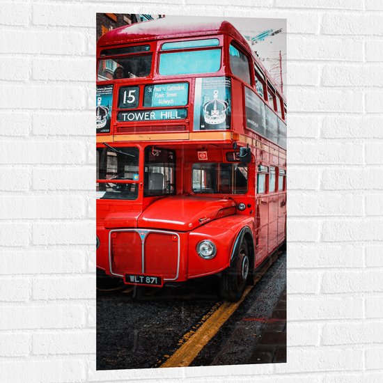 Muursticker - Traditionele Rode Bus in Londen, Verenigd Koninkrijk - 50x100 cm Foto op Muursticker