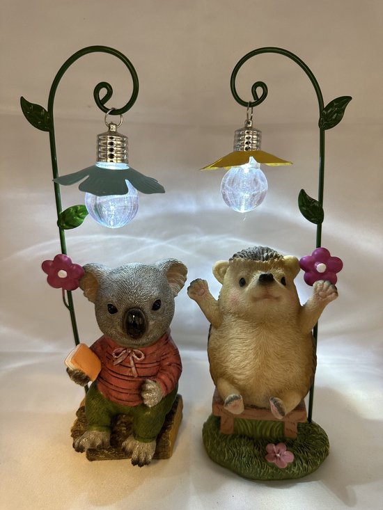 Polyresin (tuin)dieren met lantaarn + LED bloem - set van 2 stuks - koala + egel - Hoogte 24 x 10 x 7 cm - Woonaccessoires - Tuinaccessoires - Tuindecoratie