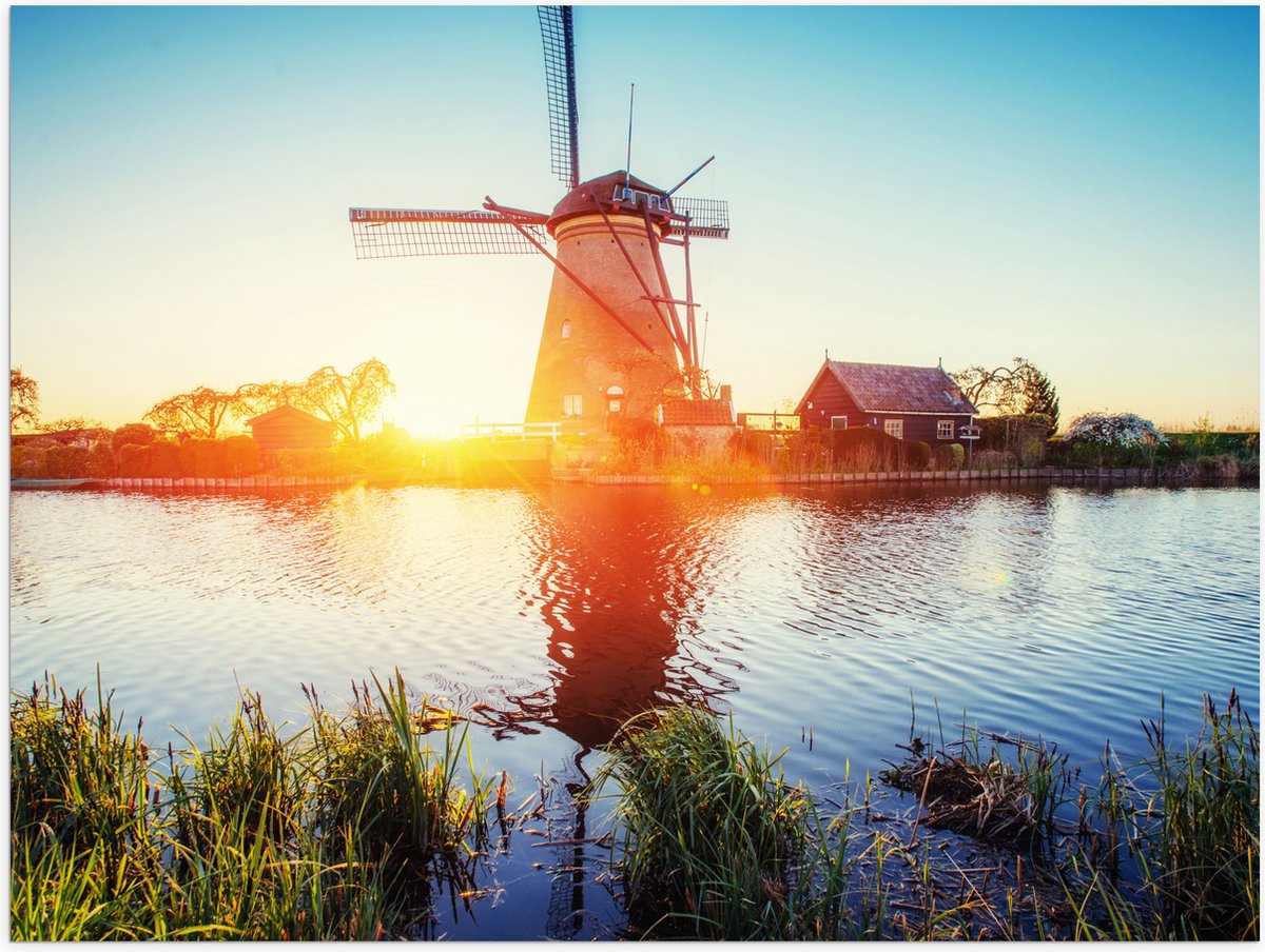 WallClassics - Poster (Mat) - Zonlicht langs Hollandse Molen aan het Water - 80x60 cm Foto op Posterpapier met een Matte look