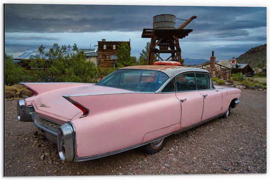 Dibond - Roze Oude Auto - 60x40 cm Foto op Aluminium (Wanddecoratie van metaal)