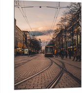 Dibond - Tram door de Straten van Amsterdam - 75x100 cm Foto op Aluminium (Wanddecoratie van metaal)