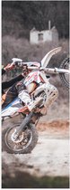 Poster (Mat) - Man Stuntend op Motor op Motorcross Parcour - 30x90 cm Foto op Posterpapier met een Matte look