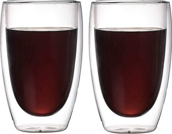 Deux verres double paroi, chacun rempli d'une boisson rouge foncé.