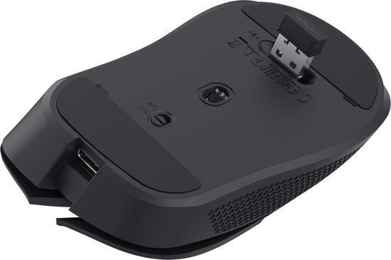 Onderkant van zwarte draadloze gaming muis met aan/uit schakelaar en USB-dongle.
