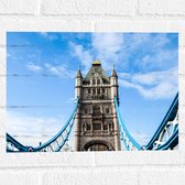 Muursticker - Op de Tower Bridge in Londen onder Sluierbewolking - 40x30 cm Foto op Muursticker