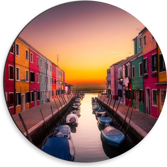 Dibond Muurcirkel - Stad met Gekleurde Huisjes in Italië met Bootjes in het Water - 30x30 cm Foto op Aluminium Muurcirkel (met ophangsysteem)
