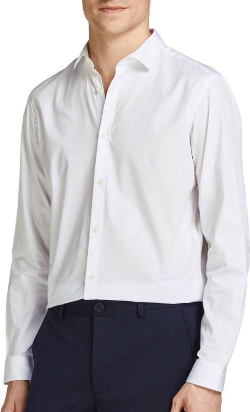 Man met een wit overhemd en donkerblauwe broek.