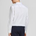 Achterkant van een man in wit overhemd en donkerblauwe broek.