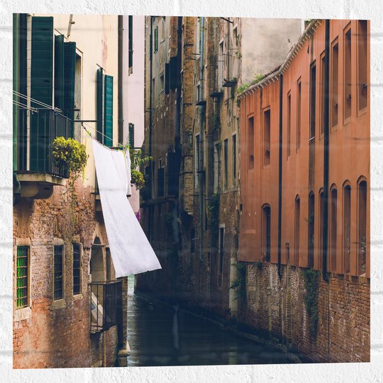 Muursticker - Sloot tussen Gebouwen in Venetië - 50x50 cm Foto op Muursticker