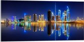 Acrylglas - Skyline van Dubai met Weerspiegeling in de Zee, Qatar - 100x50 cm Foto op Acrylglas (Met Ophangsysteem)