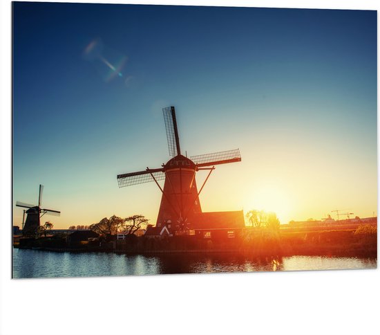 WallClassics - Dibond - Traditionele Hollandse Molens aan Meer tijdens de Avondzon - 100x75 cm Foto op Aluminium (Met Ophangsysteem)
