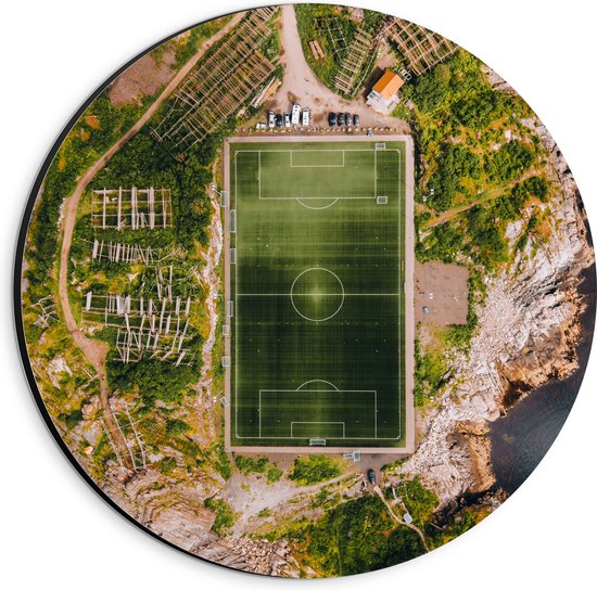 Dibond Muurcirkel - Bovenaanzicht van het Henningsvaer Voetbal Stadion in Noorwegen - 20x20 cm Foto op Aluminium Muurcirkel (met ophangsysteem)