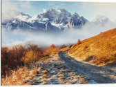 Dibond - Bergpad op Berg in de Wolken bij Sneeuwbergen - 80x60 cm Foto op Aluminium (Wanddecoratie van metaal)