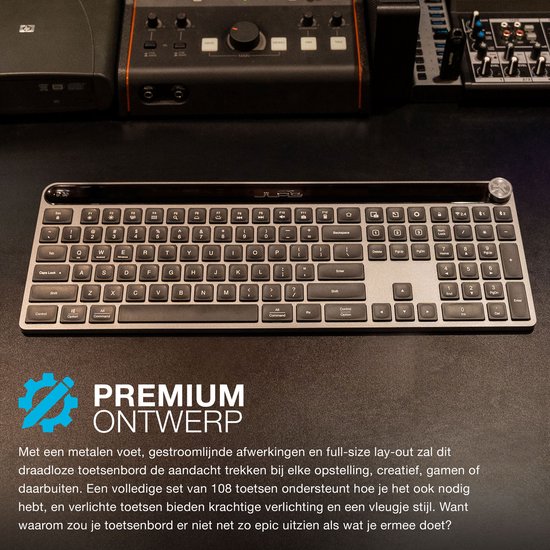 Zilverkleurig JLab toetsenbord met metalen voet en een full-size lay-out.