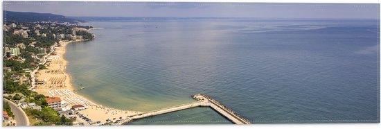 WallClassics - Vlag - Toeristische Plek Langs de Kust aan het Water - 60x20 cm Foto op Polyester Vlag