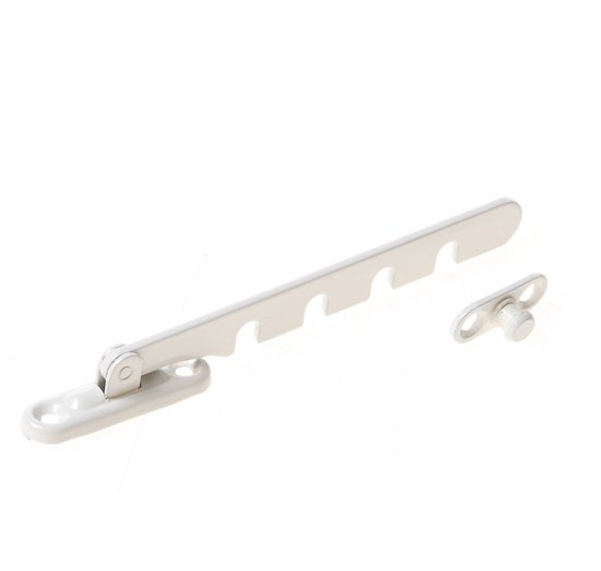 Witte raamvastzetter met inkepingen, samen met een draaiknop, geïsoleerd op een witte achtergrond.