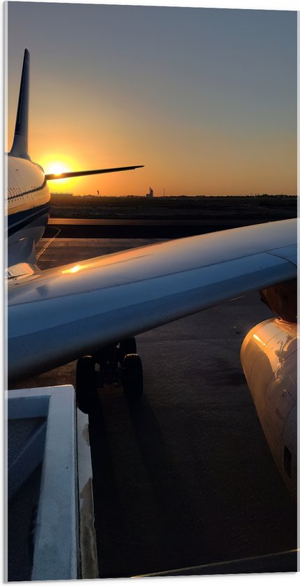 Acrylglas - Vliegtuigvleugel van Wit Vliegtuig Geparkeerd op Vliegbasis tijdens Zonsondergang - 50x100 cm Foto op Acrylglas (Met Ophangsysteem)
