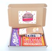 Cadeaupakketje "Speciaal voor jou" brievenbus cadeau - Tony Chocolonely caramel zeezout - Hartjes - Milka chocolade - King pepermunt
