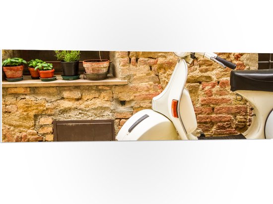 PVC Schuimplaat- Witte Vespa geparkeerd bij Traditioneel Italiaans Huis - 120x40 cm Foto op PVC Schuimplaat