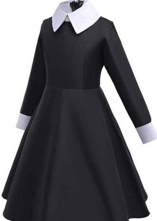 Robe noire à manches longues, col et poignets blancs, jupe évasée.