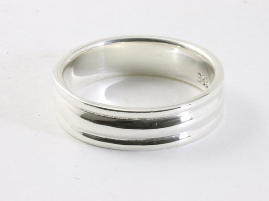 Hoogglans zilveren ring met ribbels - maat 20.5