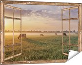 Gards Tuinposter Doorkijk Koeien in de Wei tijdens Zonsopkomst - 120x80 cm - Tuindoek - Tuindecoratie - Wanddecoratie buiten - Tuinschilderij