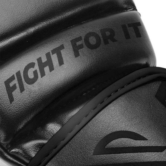 Close-up van zwarte Sanabul MMA-handschoenen met de tekst 'FIGHT FOR IT'.