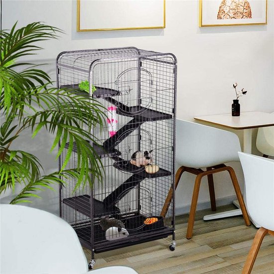 Zwarte, metalen dierenkooi met meerdere verdiepingen, plateaus, een helling en twee hamsters.