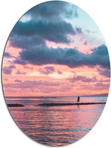 Dibond Ovaal - Silhouet Persoon op Rotsen in de Zee - 60x80 cm Foto op Ovaal (Met Ophangsysteem)