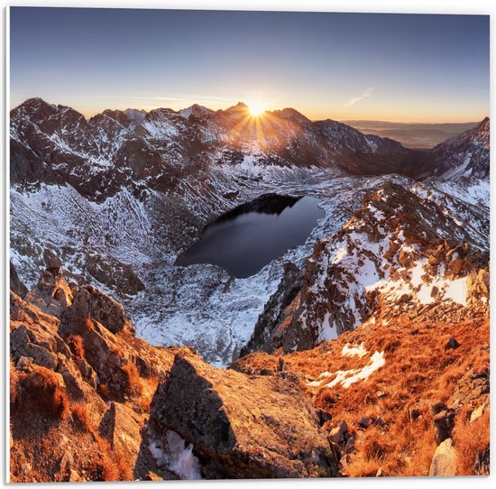 PVC Schuimplaat- Zon Zakkend achter Bergen met Sneeuw - 50x50 cm Foto op PVC Schuimplaat