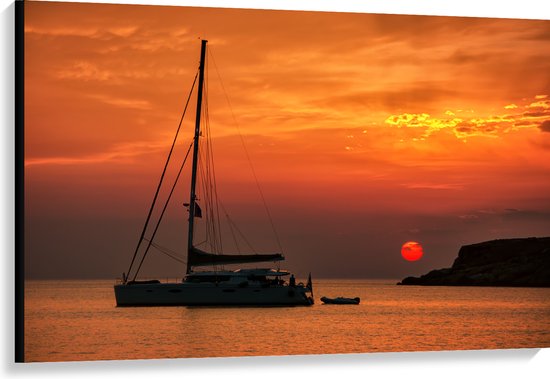 Canvas - Zeilboot Varend op de Griekse Zee bij Vuurrode Zonsondergang - 120x80 cm Foto op Canvas Schilderij (Wanddecoratie op Canvas)