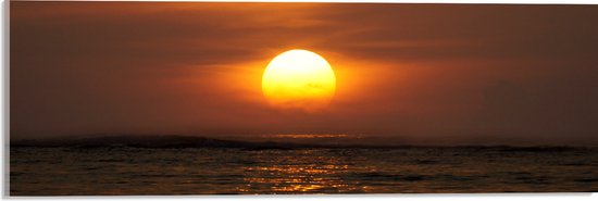 Acrylglas - Zon verdwijnend achter de Horizon in de Kalme Zee - 60x20 cm Foto op Acrylglas (Met Ophangsysteem)