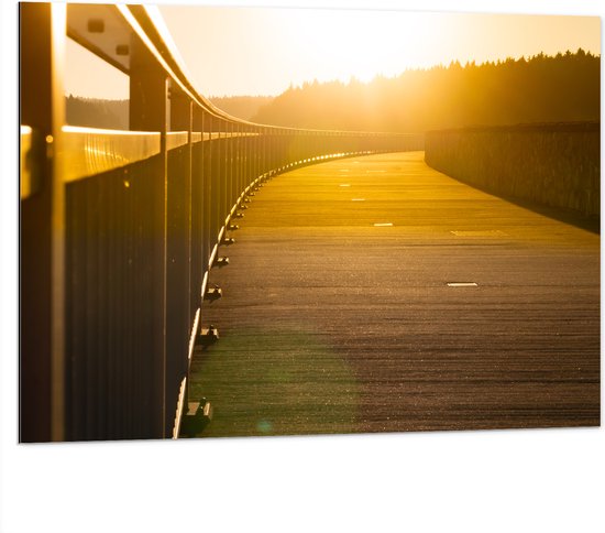 Dibond - Zonnestralen over Brug naar Bomen - 100x75 cm Foto op Aluminium (Wanddecoratie van metaal)