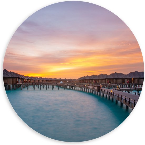 PVC Schuimplaat Muurcirkel - Zonsondergang bij Vakantie Resorts op Zee van Maledieven - 100x100 cm Foto op Muurcirkel (met ophangsysteem)