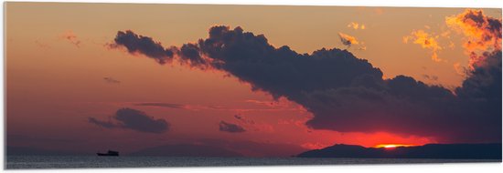 Acrylglas - Zonsondergang bij Donkere Regenwolken boven de Oceaan - 120x40 cm Foto op Acrylglas (Wanddecoratie op Acrylaat)