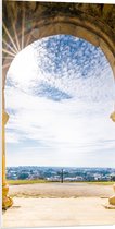 PVC Schuimplaat - Zon door Sluierbewolking op Ingang van Stenen Tempel - 50x100 cm Foto op PVC Schuimplaat (Met Ophangsysteem)