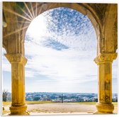 PVC Schuimplaat - Zon door Sluierbewolking op Ingang van Stenen Tempel - 50x50 cm Foto op PVC Schuimplaat (Met Ophangsysteem)
