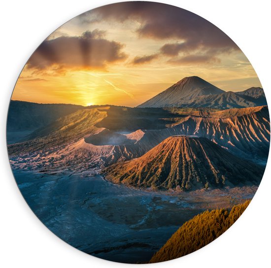 Dibond Muurcirkel - Zonsondergang verdwijnend achter Bergen in Vulkaangebied - 90x90 cm Foto op Aluminium Muurcirkel (met ophangsysteem)