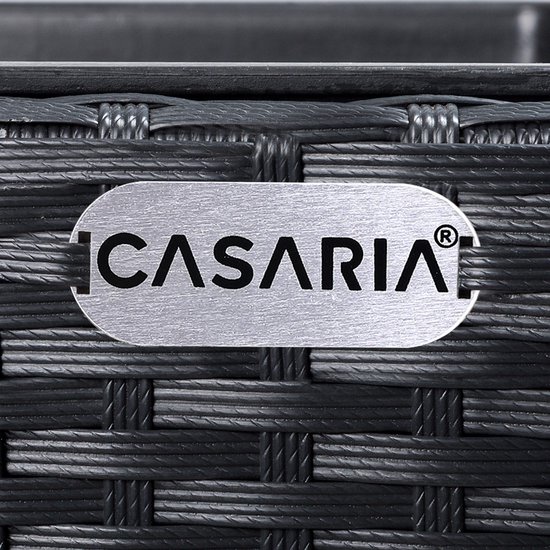 Zilverkleurig logo met de tekst "CASARIA" op een donkergrijze, gevlochten achtergrond.