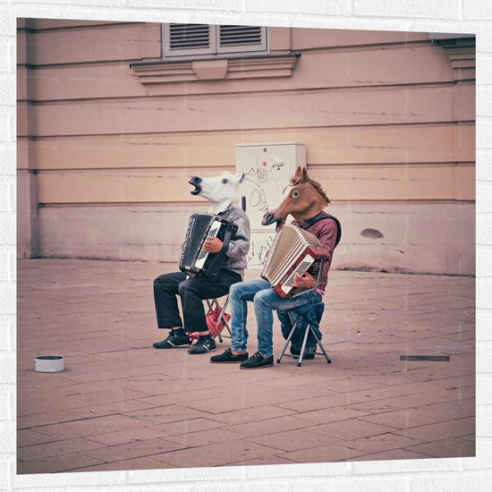 Muursticker - Twee Personen met Paarden Maskers Spelend op Accordeon - 100x100 cm Foto op Muursticker