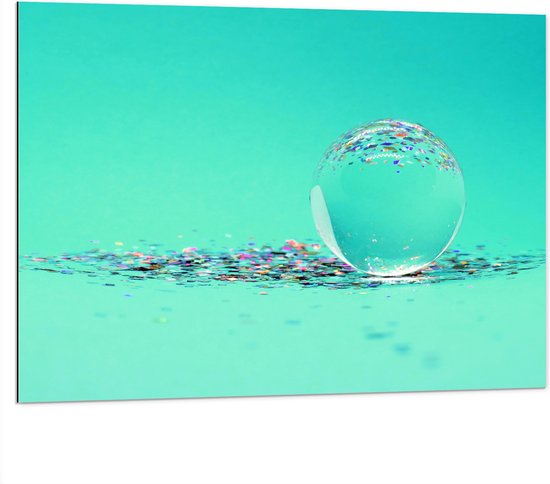 Dibond - Doorzichtige Bal met Confetti tegen Blauwe Achtergrond - 100x75 cm Foto op Aluminium (Met Ophangsysteem)
