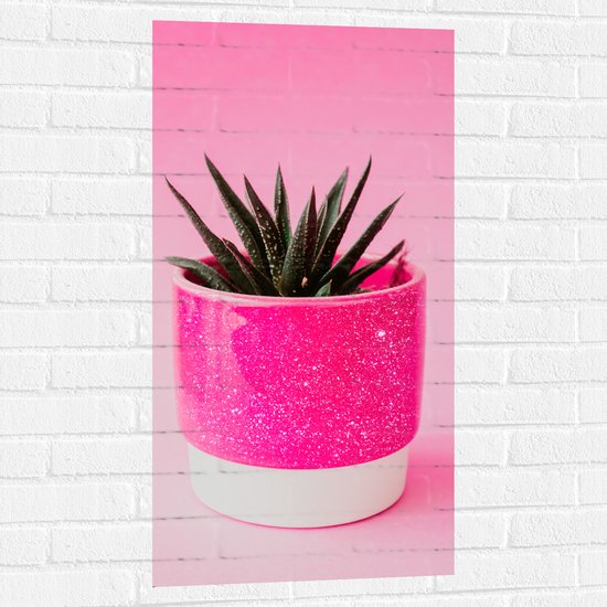 Muursticker - Roze Glittervaasje met Groen Plantje tegen Roze Achtergrond - 50x100 cm Foto op Muursticker