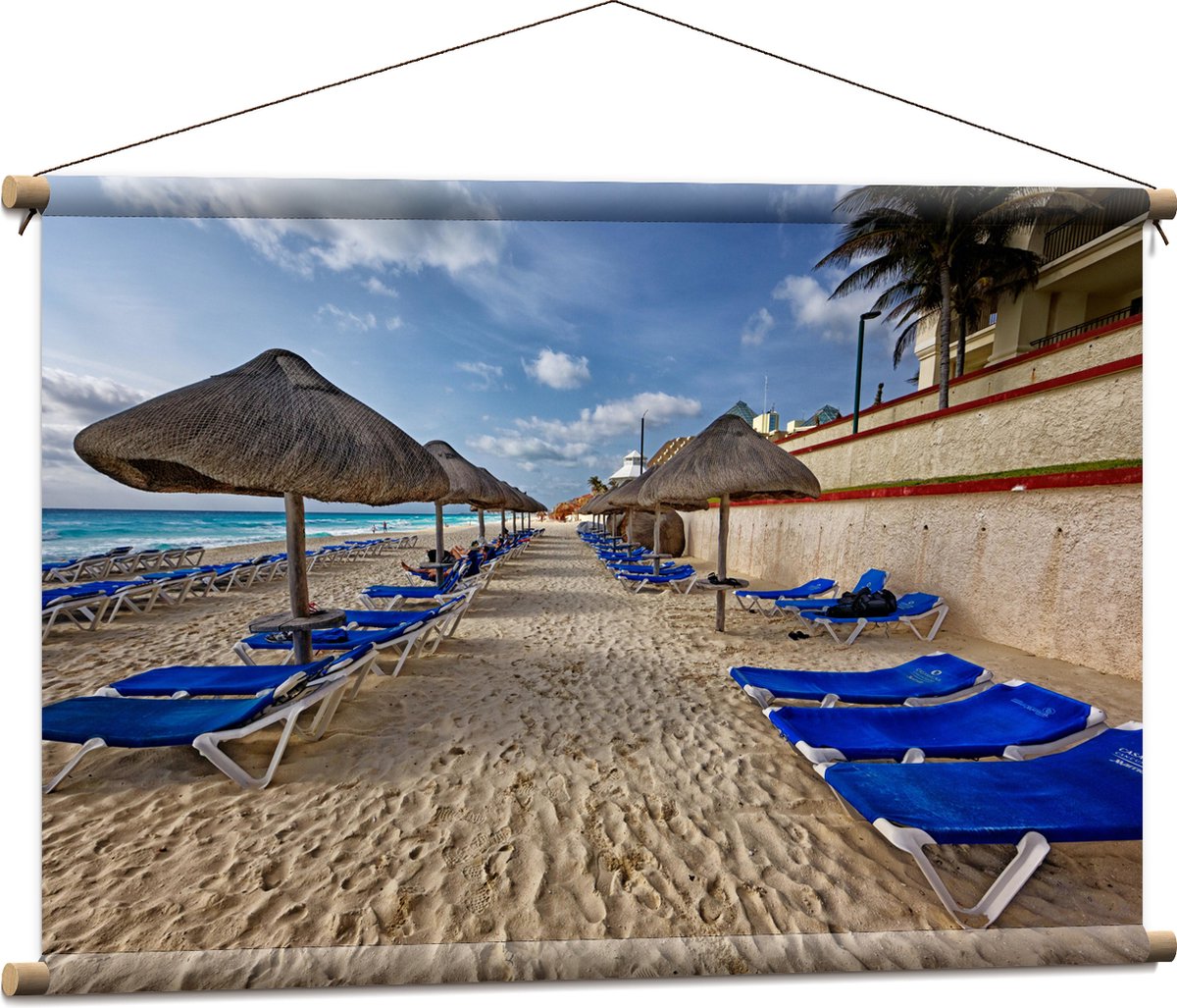 Textielposter - Blauwe Ligbedden op Strand met Rieten Parasols - 90x60 cm Foto op Textiel