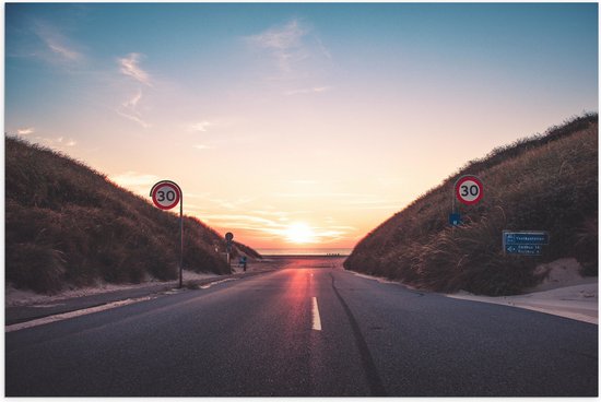 WallClassics - Poster Glanzend – 30-weg naar Duinen met Zonsondergang - 90x60 cm Foto op Posterpapier met Glanzende Afwerking