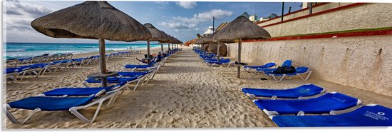 WallClassics - Acrylglas - Blauwe Ligbedden op Strand met Rieten Parasols - 60x20 cm Foto op Acrylglas (Wanddecoratie op Acrylaat)